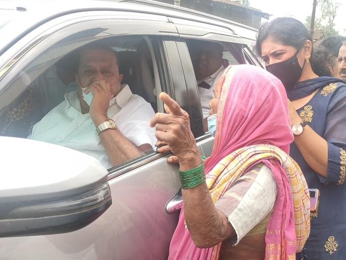 Minister Hassan Mushrif heard the groan | ग्रामविकासमंत्र्यांचा आजीने ताफा अडवून मांडली गटरची समस्या Minister Hassan Mushrif heard the groan | ग्रामविकासमंत्र्यांचा आजीने ताफा अडवून मांडली गटरची समस्या