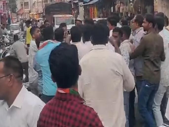 Maharashtra assembly vidhan sabha election 2024 Rada among the supporters of Guardian Minister Hasan Mushrif and Samarjit Ghatge in Kagal Constituency two injured | कागलमध्ये मुश्रीफ-घाटगे समर्थक एकमेकांना भिडले, दोघे जखमी Maharashtra assembly vidhan sabha election 2024 Rada among the supporters of Guardian Minister Hasan Mushrif and Samarjit Ghatge in Kagal Constituency two injured | कागलमध्ये मुश्रीफ-घाटगे समर्थक एकमेकांना भिडले, दोघे जखमी