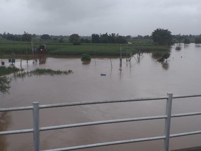 The water of Dudhganga and Vedganga rivers is out of character | दुधगंगा आणि वेदगंगा नदयांचे पाणी पात्राबाहेर The water of Dudhganga and Vedganga rivers is out of character | दुधगंगा आणि वेदगंगा नदयांचे पाणी पात्राबाहेर