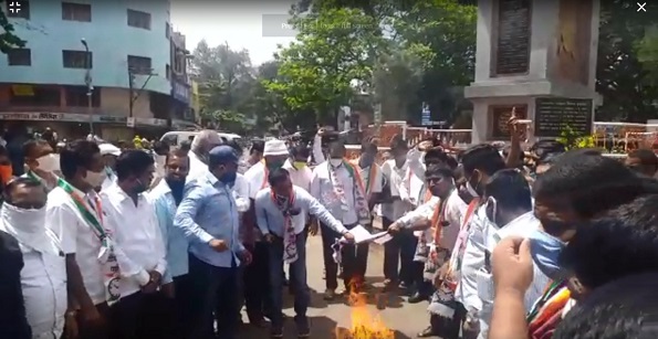Burning of the image of Gopichand Padalkar at Kagal | कागल येथे गोपीचंद पडळकर यांच्या प्रतिमेचे दहन Burning of the image of Gopichand Padalkar at Kagal | कागल येथे गोपीचंद पडळकर यांच्या प्रतिमेचे दहन