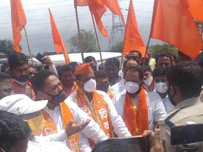 Shiv Sainik aggressive | शिवसैनिक आक्रमक, सीमेवर कर्नाटक तपासणी नाक्यावर आंदोलन Shiv Sainik aggressive | शिवसैनिक आक्रमक, सीमेवर कर्नाटक तपासणी नाक्यावर आंदोलन