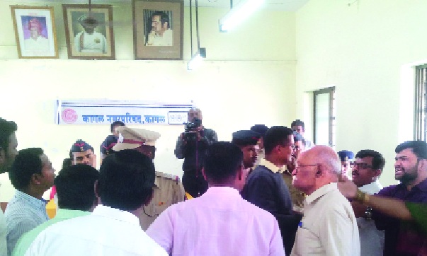  Dhumashan in Kagal municipality meeting: Political thrust of municipal floods | कागल पालिका सभेत धुमशान : पालिका जळिताचा राजकीय भडका