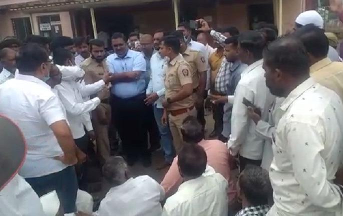 Power supply to agricultural pumps disrupted power supply resumed immediately after farmers agitation | कृषी पंपांचा वीजपुरवठा खंडीत, शेतकऱ्यांच्या आंदोलनानंतर वीजपुरवठा तात्काळ सुरू Power supply to agricultural pumps disrupted power supply resumed immediately after farmers agitation | कृषी पंपांचा वीजपुरवठा खंडीत, शेतकऱ्यांच्या आंदोलनानंतर वीजपुरवठा तात्काळ सुरू