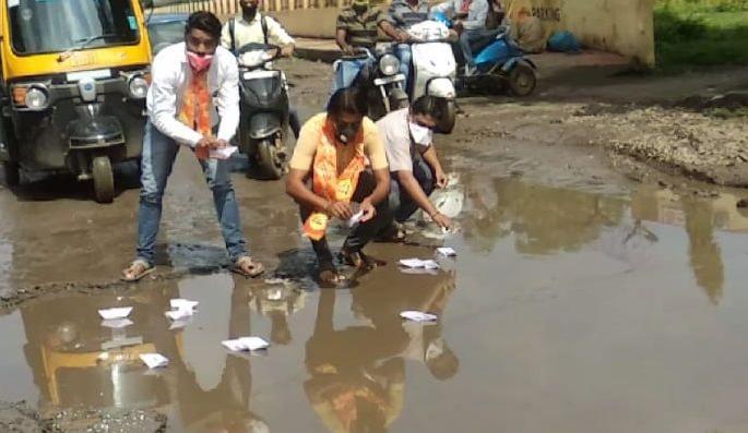 Due to the pits, Bhusavalkar's condition was reduced to paper water | खड्ड्यांमुळे भुसावळकरांचे हाल, साचलेल्या पाण्यात कागदी नावा उतरवल्या