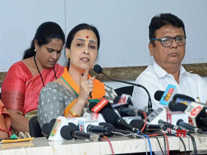 Uddhav Thackeray's MLA Bhaskar Jadhav criticized BJP and Chitra Wagh | ठाकरेंच्या आमदाराने हातच जोडले; "चित्रा वाघ यांनी दम दिलाय, मी त्यांना घाबरतो" Uddhav Thackeray's MLA Bhaskar Jadhav criticized BJP and Chitra Wagh | ठाकरेंच्या आमदाराने हातच जोडले; "चित्रा वाघ यांनी दम दिलाय, मी त्यांना घाबरतो"