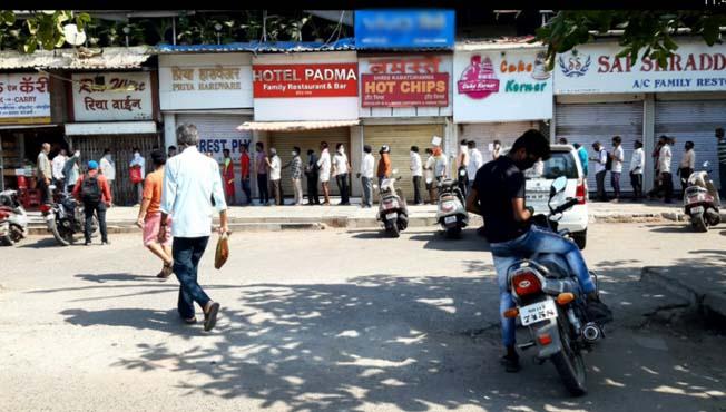 Lockdown News: Long queues for liquor purchases; But since the shops were not open, Taliram's hirmod | Lockdown News:दारू खरेदीसाठी लांबच्या लांब रांगा; पण दुकाने उघडली नसल्याने तळीरामांचा हिरमोड Lockdown News: Long queues for liquor purchases; But since the shops were not open, Taliram's hirmod | Lockdown News:दारू खरेदीसाठी लांबच्या लांब रांगा; पण दुकाने उघडली नसल्याने तळीरामांचा हिरमोड