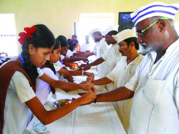 The Jail Prisoners celebrate the grand-divine Raksha Bandhan by wearing rakhi | कारागृहातील कैद्यांना राखी बांधून भव्य-दिव्य रक्षाबंधन साजरे The Jail Prisoners celebrate the grand-divine Raksha Bandhan by wearing rakhi | कारागृहातील कैद्यांना राखी बांधून भव्य-दिव्य रक्षाबंधन साजरे