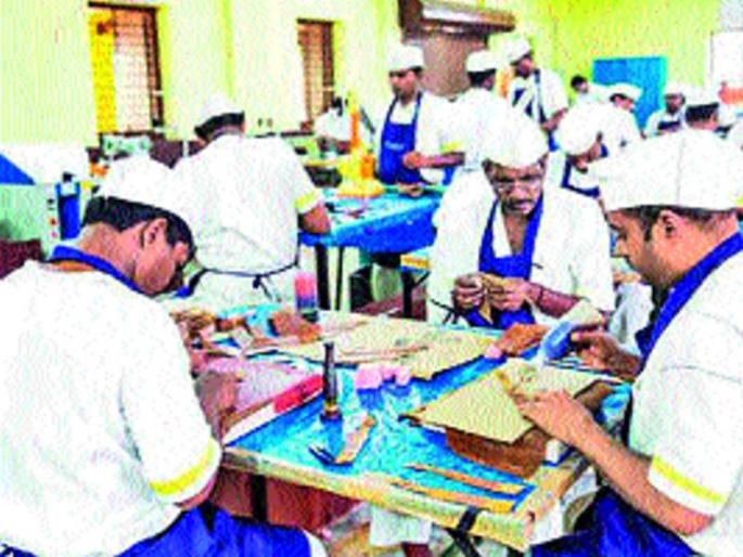 Prices are done by prisoners | कैद्यांच्या हातांनी केले मालामाल