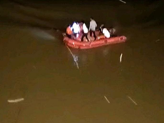 During Ganapati immersion, the young fell into the river | गणपती विसर्जनावेळी सेल्फीच्या नादात तरुण पडला नदीत
