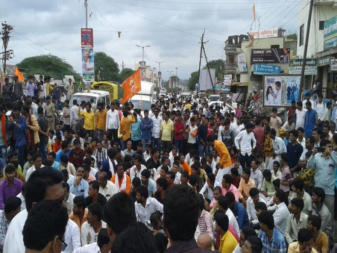 For the Maratha reservation, Band and Rastaroko at kaij | मराठा आरक्षणासाठी केजमध्ये बंद, रस्तारोको For the Maratha reservation, Band and Rastaroko at kaij | मराठा आरक्षणासाठी केजमध्ये बंद, रस्तारोको