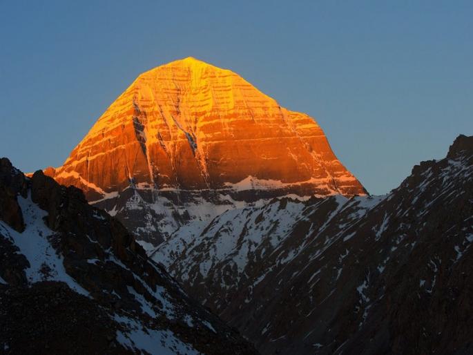 To this day, no one has been able to climb Mount Kailash, which is smaller than Mount Everest | माउंट एव्हरेस्टपेक्षा लहान असलेल्या कैलास पर्वतावर आजपर्यंत कुणीच जाऊ शकलं नाही, कारण... To this day, no one has been able to climb Mount Kailash, which is smaller than Mount Everest | माउंट एव्हरेस्टपेक्षा लहान असलेल्या कैलास पर्वतावर आजपर्यंत कुणीच जाऊ शकलं नाही, कारण...
