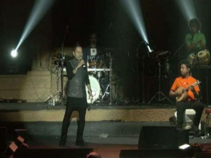 Singer Kailash Kher attacked while performing; The youth threw two bottles on the stage in hampi | कैलाश खेर यांच्यावर परफॉर्मन्स करत असताना हल्ला; तरुणांनी स्टेजवर दोन बाटल्या फेकल्या...! Singer Kailash Kher attacked while performing; The youth threw two bottles on the stage in hampi | कैलाश खेर यांच्यावर परफॉर्मन्स करत असताना हल्ला; तरुणांनी स्टेजवर दोन बाटल्या फेकल्या...!