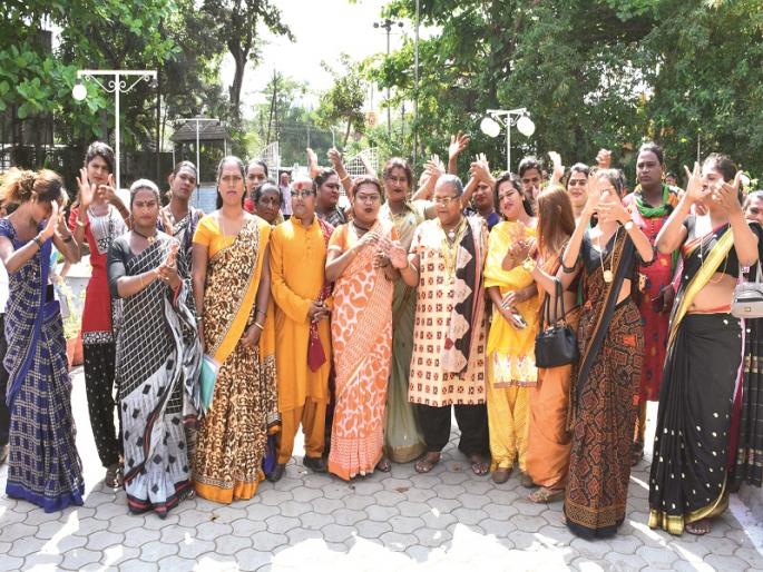 Third party marches on Ahmednagar Municipal Corporation | तृतीय पंथियांचा अहमदनगर महापालिकेवर मोर्चा Third party marches on Ahmednagar Municipal Corporation | तृतीय पंथियांचा अहमदनगर महापालिकेवर मोर्चा