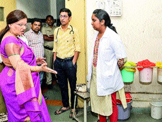 The mayor has done the sting operation at the Kamala Nehru Hospital | महापौरांनीच केले कमला नेहरू रुग्णालयात स्टिंग आॅपरेशन The mayor has done the sting operation at the Kamala Nehru Hospital | महापौरांनीच केले कमला नेहरू रुग्णालयात स्टिंग आॅपरेशन