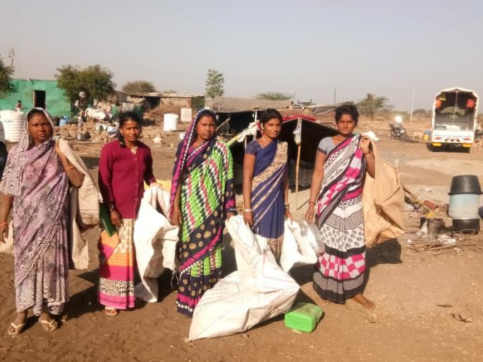 'WHO WOMEN DAY?': The reality of women collecting scraps of Shrigonda | ‘कसला महिला दिन ?’ : श्रीगोंद्यातील भंगार गोळा करणा-या महिलांचे वास्तव 'WHO WOMEN DAY?': The reality of women collecting scraps of Shrigonda | ‘कसला महिला दिन ?’ : श्रीगोंद्यातील भंगार गोळा करणा-या महिलांचे वास्तव