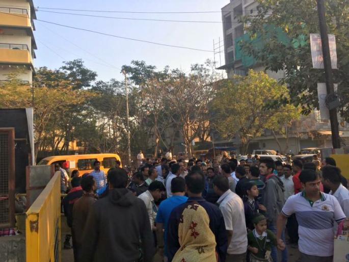 In Kakasaheb Deodhar school, there is no clutter in the school; | काकासाहेब देवधर शाळेत गोंधळ ;शाळेत वाहने न सोडल्याने सुरक्षारक्षक पालकांमध्ये वाद In Kakasaheb Deodhar school, there is no clutter in the school; | काकासाहेब देवधर शाळेत गोंधळ ;शाळेत वाहने न सोडल्याने सुरक्षारक्षक पालकांमध्ये वाद