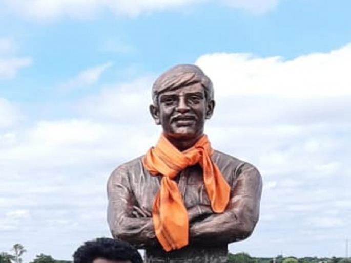 Half shaped statue of Kakasaheb Shinde mounted on bridge who sacrificed for the Maratha reservation | मराठा आरक्षणासाठी बलिदान देणाऱ्या काकासाहेब शिंदे यांचा अर्धाकृती पुतळा उभारला Half shaped statue of Kakasaheb Shinde mounted on bridge who sacrificed for the Maratha reservation | मराठा आरक्षणासाठी बलिदान देणाऱ्या काकासाहेब शिंदे यांचा अर्धाकृती पुतळा उभारला