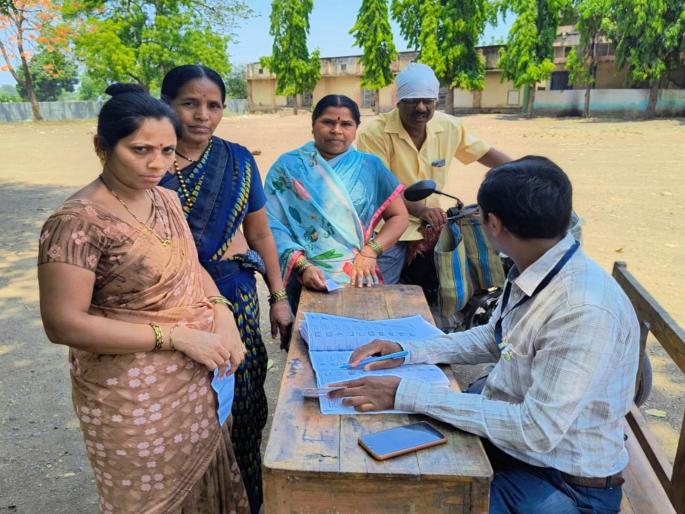 in washim online appearing center but names are missing in the voter list | ऑनलाईन’ दिसतेय केंद्र; मतदार यादीत नावे गहाळ! in washim online appearing center but names are missing in the voter list | ऑनलाईन’ दिसतेय केंद्र; मतदार यादीत नावे गहाळ!