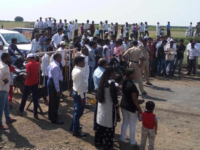 Shirdi airport inaugurated by Kakadikar; The administration blocked the airport's doorstep | शिर्डी विमानतळचे उद्घाटन काकडीकरांनी पाहिले दुरून; विमानतळाच्या दारातच प्रशासनाने अडविले Shirdi airport inaugurated by Kakadikar; The administration blocked the airport's doorstep | शिर्डी विमानतळचे उद्घाटन काकडीकरांनी पाहिले दुरून; विमानतळाच्या दारातच प्रशासनाने अडविले