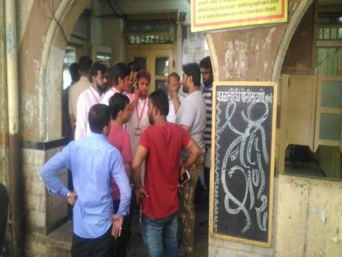 Be careful! Lalbaagala's heart filled the devotees in the presence of the king, but got stunned | सावधान ! लालबागला राजाच्या दर्शनानं भाविकांचं भरलं मन, पण खिसे झाले रिकामे Be careful! Lalbaagala's heart filled the devotees in the presence of the king, but got stunned | सावधान ! लालबागला राजाच्या दर्शनानं भाविकांचं भरलं मन, पण खिसे झाले रिकामे