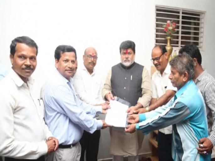 340 proposals of Naman artists of Ratnagiri district are awaiting approval during the corona period | कोरोनाकाळात रत्नागिरी जिल्ह्यातील नमन कलावंतांचे ३४० प्रस्ताव मंजुरीच्या प्रतीक्षेत 340 proposals of Naman artists of Ratnagiri district are awaiting approval during the corona period | कोरोनाकाळात रत्नागिरी जिल्ह्यातील नमन कलावंतांचे ३४० प्रस्ताव मंजुरीच्या प्रतीक्षेत