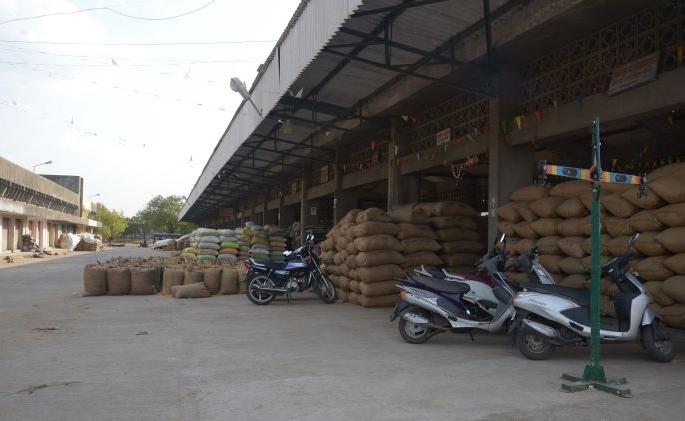 Due the counting in Kalamana business of 100 crores affect | मतमोजणीमुळे कळमन्यात १०० कोटींच्या व्यवसायाला फटका
