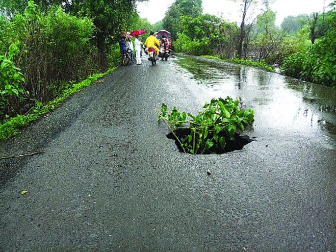 Neral-Kalamb district route has been delayed | नेरळ-कळंब जिल्हा मार्ग खचला Neral-Kalamb district route has been delayed | नेरळ-कळंब जिल्हा मार्ग खचला
