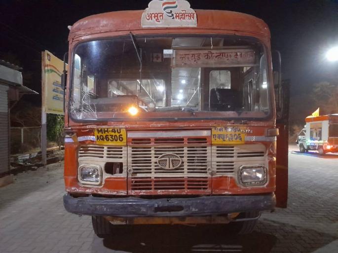 Pedestrians run over by speeding ST near Kalamba, one dies on the spot | कळंब्यानजीक भरधाव एसटीने पादचाऱ्यांना उडवले, एक युवक ठार Pedestrians run over by speeding ST near Kalamba, one dies on the spot | कळंब्यानजीक भरधाव एसटीने पादचाऱ्यांना उडवले, एक युवक ठार