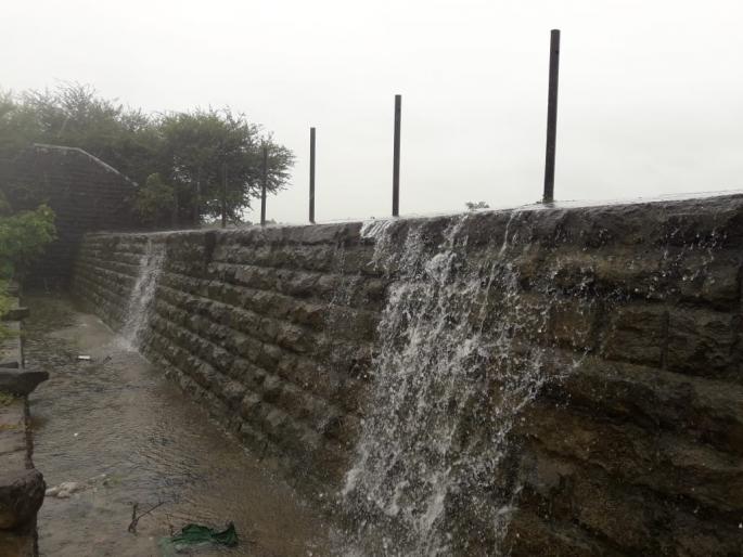 The creek filled the lake, water started flowing down the drain ... | कळंबा तलाव भरला, पाणी सांडव्यावरुन वाहू लागले... The creek filled the lake, water started flowing down the drain ... | कळंबा तलाव भरला, पाणी सांडव्यावरुन वाहू लागले...