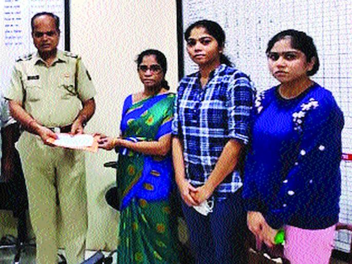 CoronaVirus News: Check of Rs 50 lakh to Kalamkar family | CoronaVirus News: कळमकर कुटुंबीयांना ५० लाखांचा धनादेश CoronaVirus News: Check of Rs 50 lakh to Kalamkar family | CoronaVirus News: कळमकर कुटुंबीयांना ५० लाखांचा धनादेश