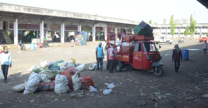 Farmers' goods returned from Kalamana without sale | कळमन्यात शेतकऱ्यांचा माल विक्रीविना परत