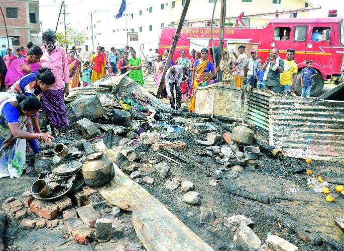 Fire at slum in Kalmana, Nagpur: Seven huts gutted | नागपूरच्या कळमना येथील झोपडपट्टीला आग : सात झोपड्या खाक Fire at slum in Kalmana, Nagpur: Seven huts gutted | नागपूरच्या कळमना येथील झोपडपट्टीला आग : सात झोपड्या खाक