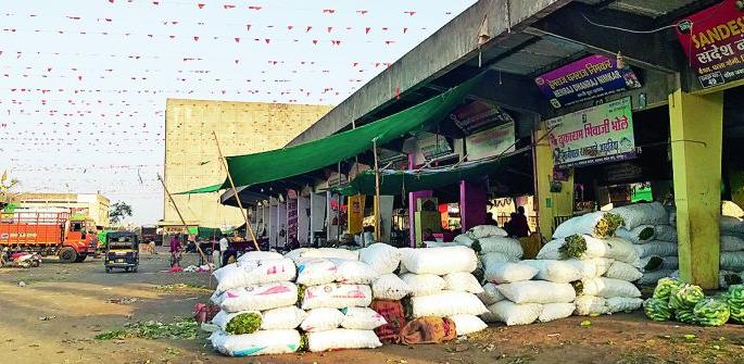 Arrivals in all markets very less: Six days business jam | कळमन्यात सर्वच बाजारपेठांमध्ये आवक अत्यल्प : सहा दिवस व्यवसाय ठप्प Arrivals in all markets very less: Six days business jam | कळमन्यात सर्वच बाजारपेठांमध्ये आवक अत्यल्प : सहा दिवस व्यवसाय ठप्प