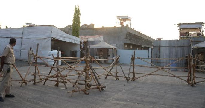 Merchants in Kalamyan: Angry in countdown due to counting of votes | कळमन्यातील व्यापारी संतप्त : मतमोजणीमुळे बाजारात छावणीचे स्वरूप Merchants in Kalamyan: Angry in countdown due to counting of votes | कळमन्यातील व्यापारी संतप्त : मतमोजणीमुळे बाजारात छावणीचे स्वरूप