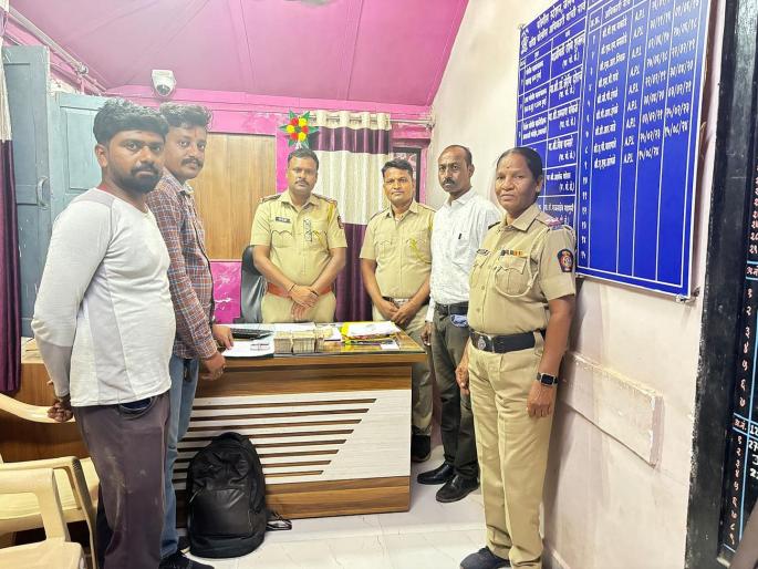During the blockade, a two-wheeler seized five lakhs in cash | नाकाबंदी दरम्यान दुचाकीवर पावणे पाच लाखांची रोकड पकडली During the blockade, a two-wheeler seized five lakhs in cash | नाकाबंदी दरम्यान दुचाकीवर पावणे पाच लाखांची रोकड पकडली