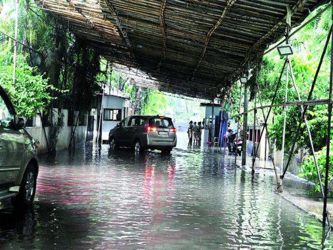 water in the knee full of kalanagar | ‘मातोश्री’ही तुंबली... कलानगरमध्ये भरले गुडघाभर पाणी water in the knee full of kalanagar | ‘मातोश्री’ही तुंबली... कलानगरमध्ये भरले गुडघाभर पाणी