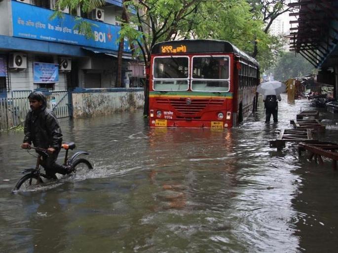 mumbai rain update water logging near shiv sena chief uddhav thackerays matoshree bungalow | यावेळीही पावसाने 'करून दाखवलं'; 'मातोश्री'जवळ पाणीच पाणी! mumbai rain update water logging near shiv sena chief uddhav thackerays matoshree bungalow | यावेळीही पावसाने 'करून दाखवलं'; 'मातोश्री'जवळ पाणीच पाणी!