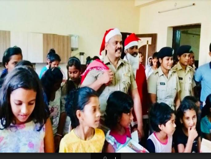 Christmas : Kalangut police give Gifts to old age homes and orphanages | कळंगुट पोलिसांचा अभिनव 'नाताळ', वृद्धाश्रमांना आणि अनाथाश्रमांना दिल्या भेटवस्तू Christmas : Kalangut police give Gifts to old age homes and orphanages | कळंगुट पोलिसांचा अभिनव 'नाताळ', वृद्धाश्रमांना आणि अनाथाश्रमांना दिल्या भेटवस्तू