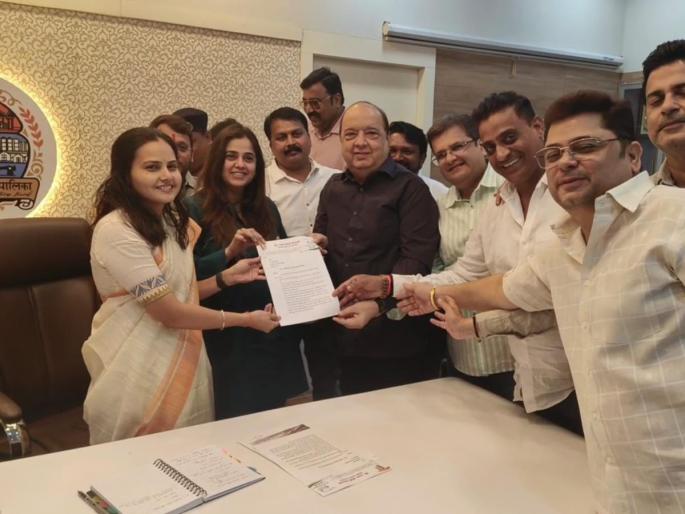 kalani supporters meet ulhasnagar municipal commissioner | उल्हासनगर महापालिका आयुक्ताची घेतली कलानी समर्थकांनी भेट kalani supporters meet ulhasnagar municipal commissioner | उल्हासनगर महापालिका आयुक्ताची घेतली कलानी समर्थकांनी भेट