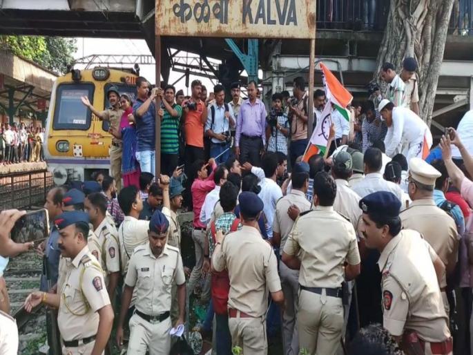 Elphinstone stampede accident: Nationalist Congress Party to protest against the government | आंदोलन की चमकोगिरी : कळवा रेल्वे स्थानकात राष्ट्रवादी काँग्रेसचा 2 मिनिटांसाठी रेल रोको