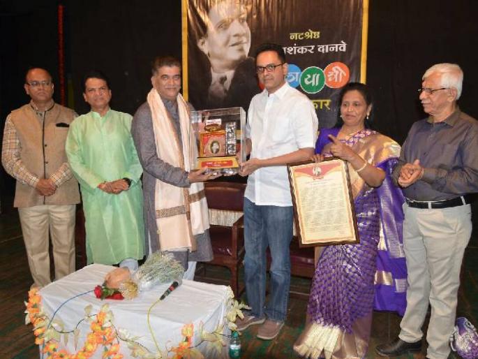 Kolhapur: Life and drama among serials and films: Girish Oak, Kalayatri Puraskar | कोल्हापूर : मालिका आणि चित्रपटांपेक्षा नाटकांमध्ये जिवंतपणा : गिरीष ओक, कलायात्री पुरस्कार प्रदान Kolhapur: Life and drama among serials and films: Girish Oak, Kalayatri Puraskar | कोल्हापूर : मालिका आणि चित्रपटांपेक्षा नाटकांमध्ये जिवंतपणा : गिरीष ओक, कलायात्री पुरस्कार प्रदान