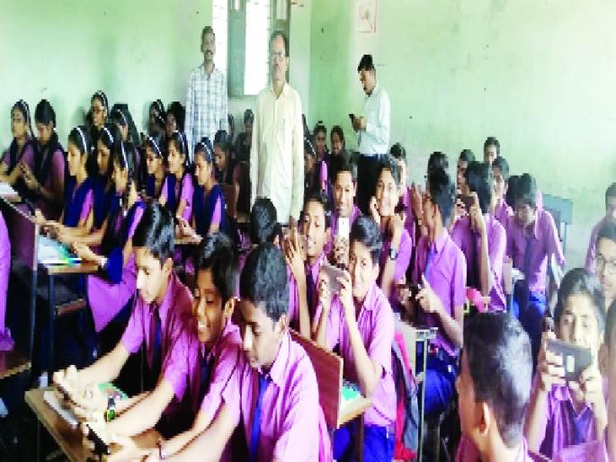 Nandedat New Record for Mobile Examination | मोबाईलद्वारे परीक्षा देण्याचा नांदेडात नवा विक्रम Nandedat New Record for Mobile Examination | मोबाईलद्वारे परीक्षा देण्याचा नांदेडात नवा विक्रम