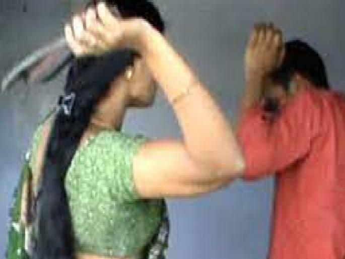 Wife hits husband with slippers after going to Matka Adda in Kale Kolhapur | Kolhapur: मटका अड्ड्यावर जाऊन बायकोने नवऱ्याला चप्पलने झोडपले, रंगली जोरदार चर्चा Wife hits husband with slippers after going to Matka Adda in Kale Kolhapur | Kolhapur: मटका अड्ड्यावर जाऊन बायकोने नवऱ्याला चप्पलने झोडपले, रंगली जोरदार चर्चा