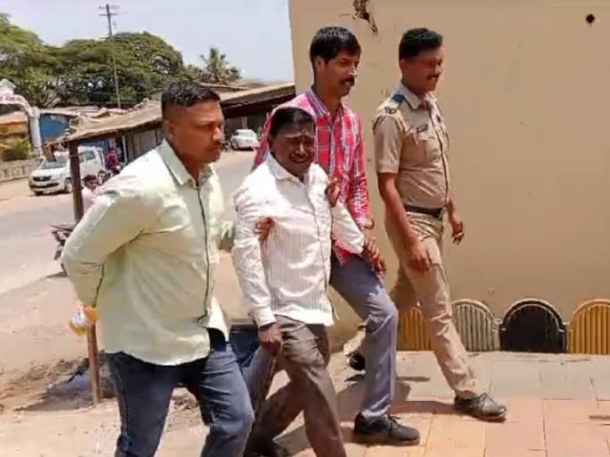Why is my only bookie closed, Bookie driver attempts self immolation in front of the police station in kolhapur | Kolhapur: माझी एकटयाचीच बुकी बंद का? बुकी चालकाचा पोलीस ठाण्यासमोर आत्मदहनाचा प्रयत्न Why is my only bookie closed, Bookie driver attempts self immolation in front of the police station in kolhapur | Kolhapur: माझी एकटयाचीच बुकी बंद का? बुकी चालकाचा पोलीस ठाण्यासमोर आत्मदहनाचा प्रयत्न