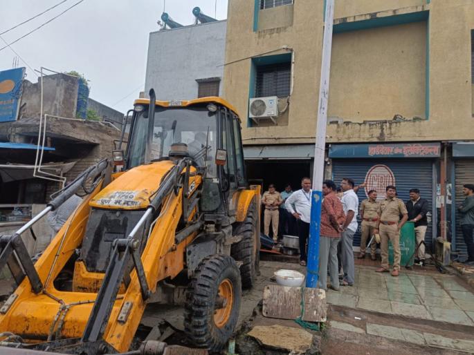 The construction of the unauthorized office of the notorious gangster Tipu Pathan was demolished by the black-clad police. | कुख्यात गुंड टिपू पठाणच्या अनाधिकृत ऑफीसचे बांधकाम काळेपडळ पोलीसांनी केले उध्वस्थ