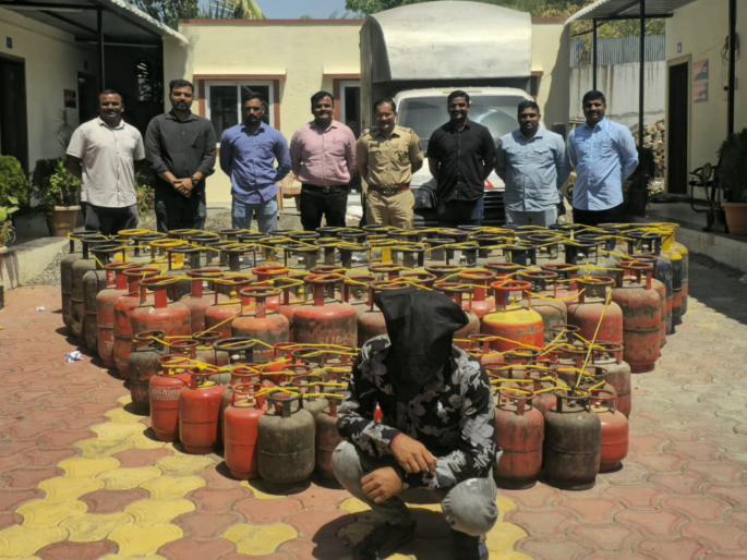 Raid on a shop selling domestic gas in black market in Pune; 103 cylinders seized | पुण्यात घरगुती गॅसचा काळाबाजार करणाऱ्या दुकानावर छापा; तब्बल १०३ सिलिंडरच्या टाक्या जप्त Raid on a shop selling domestic gas in black market in Pune; 103 cylinders seized | पुण्यात घरगुती गॅसचा काळाबाजार करणाऱ्या दुकानावर छापा; तब्बल १०३ सिलिंडरच्या टाक्या जप्त