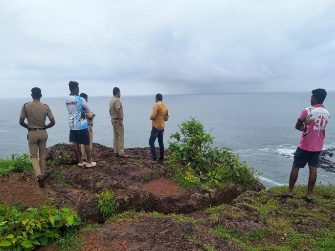 A message was received that the boat had capsized at sea the police immediately rushed to the scene but.. | Ratnagiri: समुद्रात बोट उलटल्याचा मॅसेज आला, पोलिसांनी तत्काळ घटनास्थळी धाव घेतली; पण.. A message was received that the boat had capsized at sea the police immediately rushed to the scene but.. | Ratnagiri: समुद्रात बोट उलटल्याचा मॅसेज आला, पोलिसांनी तत्काळ घटनास्थळी धाव घेतली; पण..