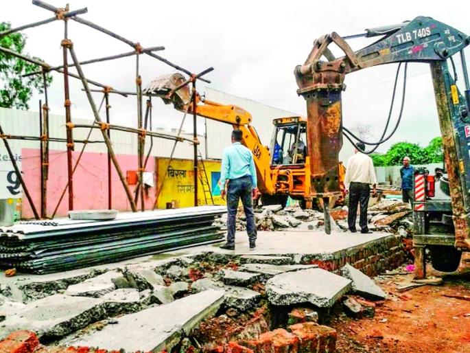 Hammer on unauthorized construction; Action taken by municipal corporation, pamphlets made in 'C' and 'D' areas | अनधिकृत बांधकामावर हातोडा; महापालिकेची कारवाई, ‘क’ व ‘ड’ प्रभागातील पत्राशेड केले जमीनदोस्त Hammer on unauthorized construction; Action taken by municipal corporation, pamphlets made in 'C' and 'D' areas | अनधिकृत बांधकामावर हातोडा; महापालिकेची कारवाई, ‘क’ व ‘ड’ प्रभागातील पत्राशेड केले जमीनदोस्त