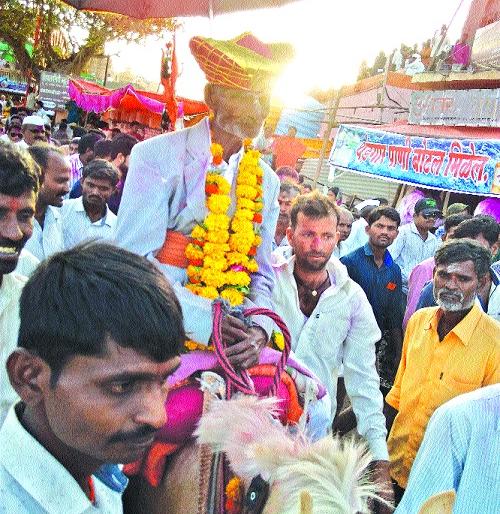 Raja's arrival in the Kalgaon of Indore arrived by sitting on the Darshan-Horse of Shambhu Mahadev | इंदूरच्या कालगावडे राजांनी घेतले शंभू महादेवाचे दर्शन-घोड्यावर बसून आगमन Raja's arrival in the Kalgaon of Indore arrived by sitting on the Darshan-Horse of Shambhu Mahadev | इंदूरच्या कालगावडे राजांनी घेतले शंभू महादेवाचे दर्शन-घोड्यावर बसून आगमन