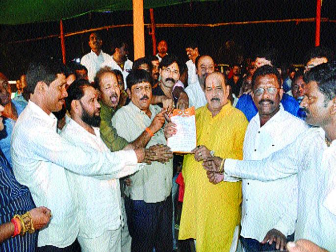 Ramesh Mhatre's supporters aggressive against Subhash Bhoir | सुभाष भोईर यांच्या उमेदवारीला कल्याण ग्रामीणमध्ये विरोध, रमेश म्हात्रे समर्थक आक्रमक Ramesh Mhatre's supporters aggressive against Subhash Bhoir | सुभाष भोईर यांच्या उमेदवारीला कल्याण ग्रामीणमध्ये विरोध, रमेश म्हात्रे समर्थक आक्रमक